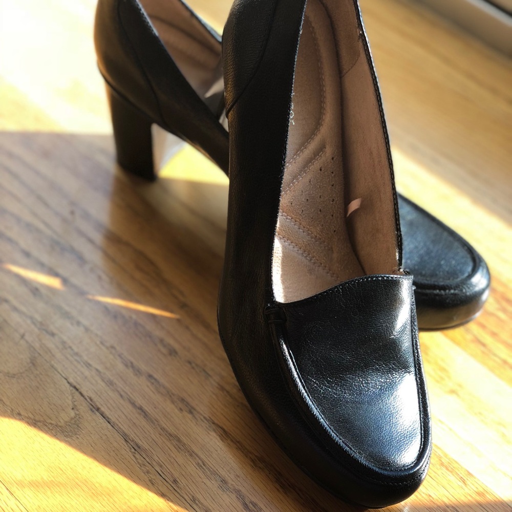 Naturalizer closed toe pumps